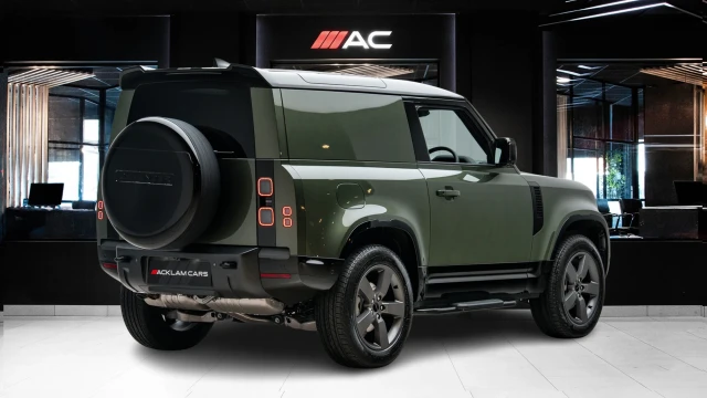 Land Rover Defender Image 4