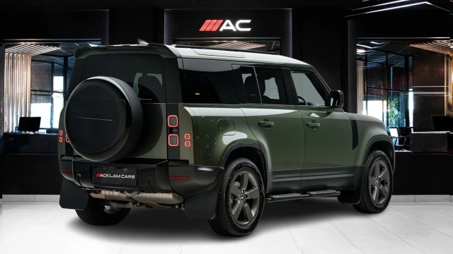 Land Rover Defender Image 4