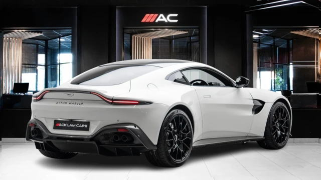 Aston Martin Vantage Image 4