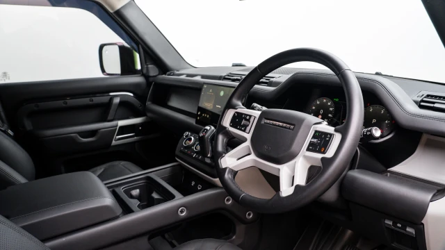 Land Rover Defender Image 5