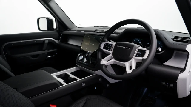 Land Rover Defender Image 6