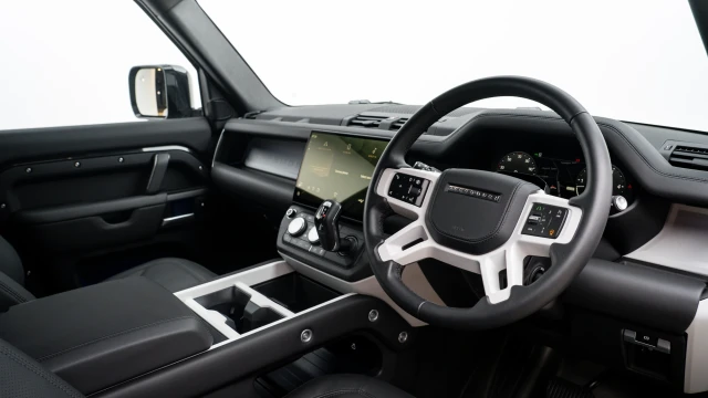 Land Rover Defender Image 5