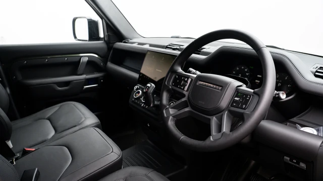Land Rover Defender Image 5
