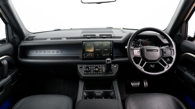Land Rover Defender Image 5