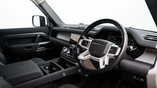 Land Rover Defender Image 5