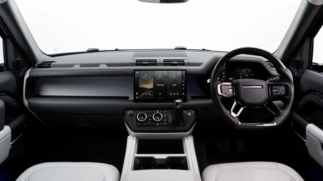 Land Rover Defender Image 5