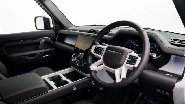 Land Rover Defender Image 5
