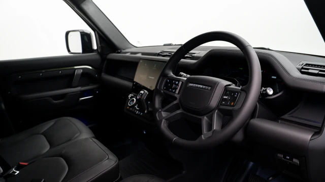 Land Rover Defender Image 5