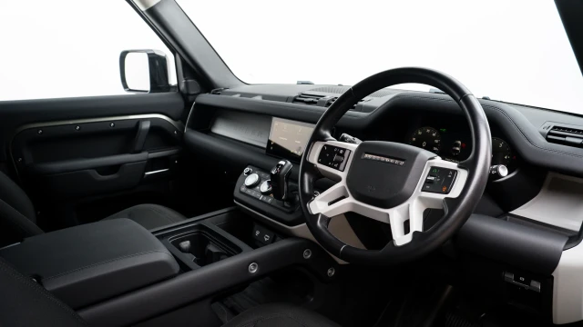 Land Rover Defender Image 5