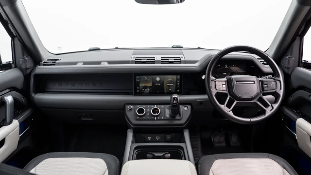 Land Rover Defender Image 5