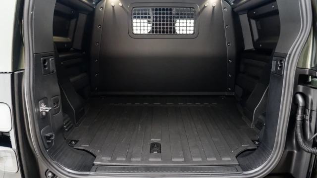 Land Rover Defender Image 7