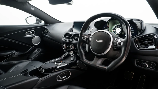 Aston Martin Vantage Image 5