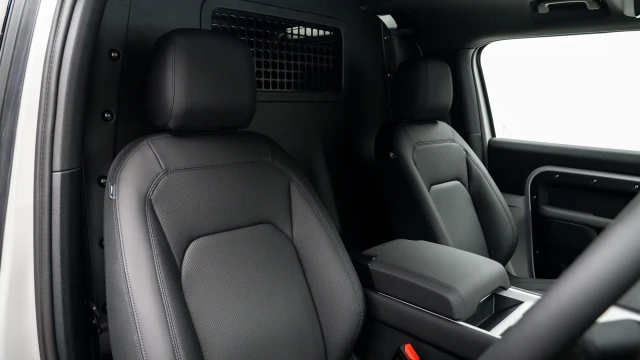 Land Rover Defender Image 5
