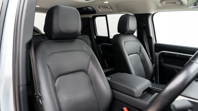 Land Rover Defender Image 6