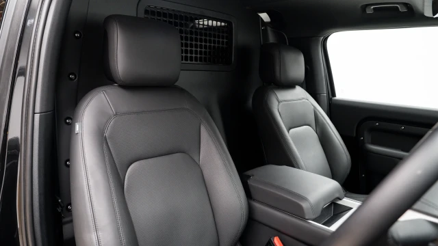 Land Rover Defender Image 6