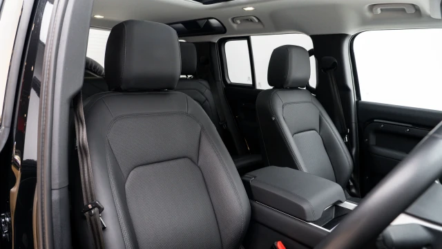 Land Rover Defender Image 6