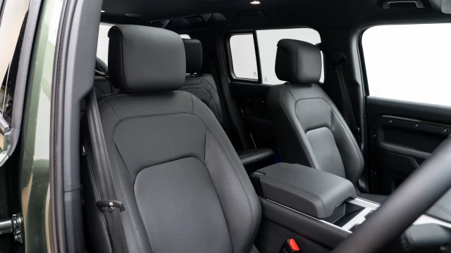 Land Rover Defender Image 6