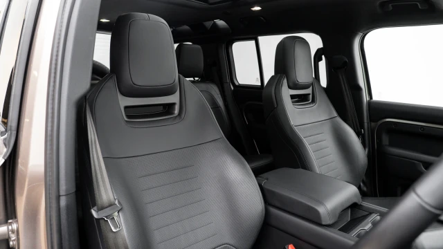 Land Rover Defender Image 6