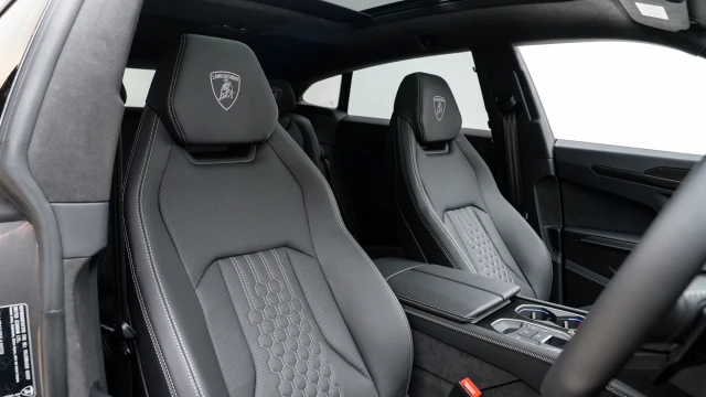 Lamborghini Urus Image 6