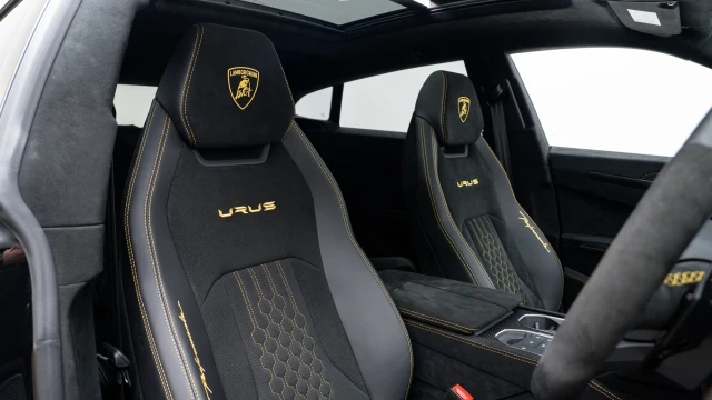 Lamborghini Urus Image 6