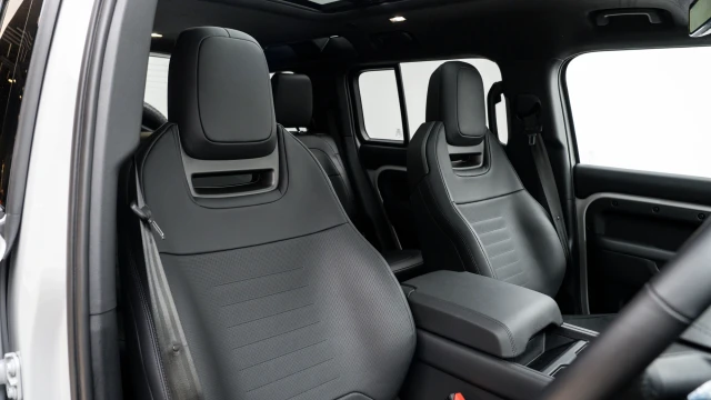 Land Rover Defender Image 5