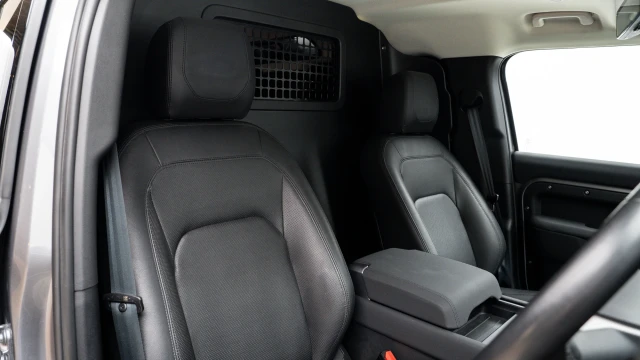 Land Rover Defender Image 6