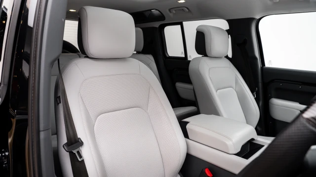 Land Rover Defender Image 6