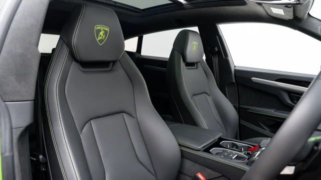 Lamborghini Urus Image 6