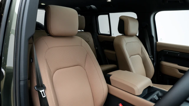 Land Rover Defender Image 6