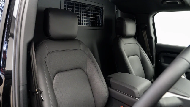 Land Rover Defender Image 6