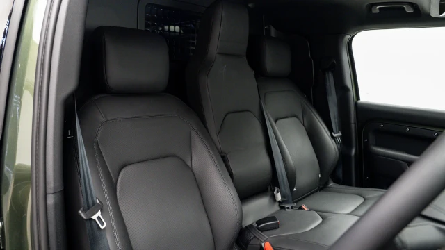 Land Rover Defender Image 6