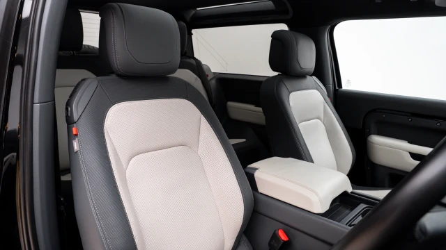 Land Rover Defender Image 6