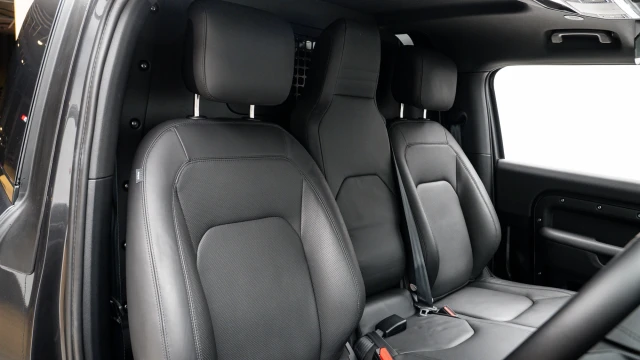 Land Rover Defender Image 6