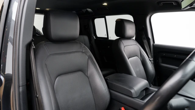 Land Rover Defender Image 6