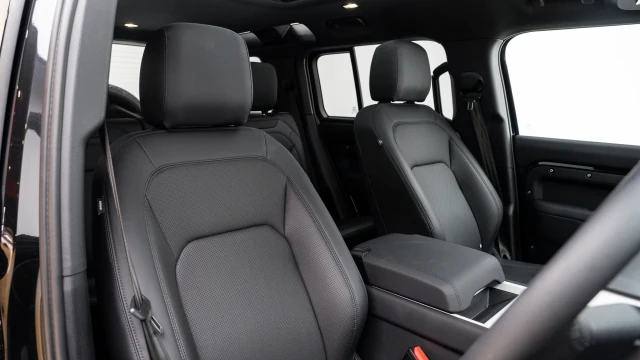 Land Rover Defender Image 5