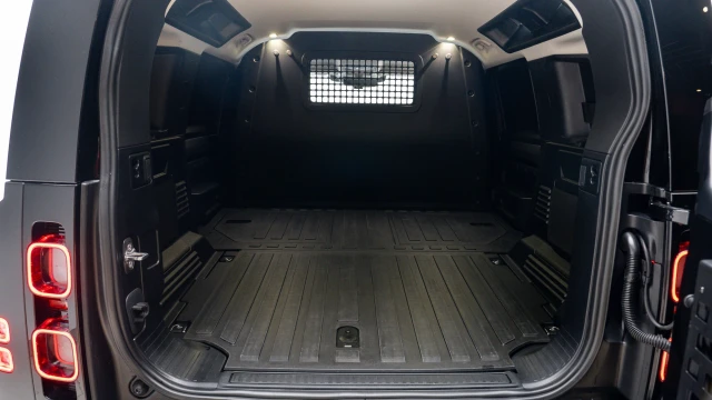 Land Rover Defender Image 7