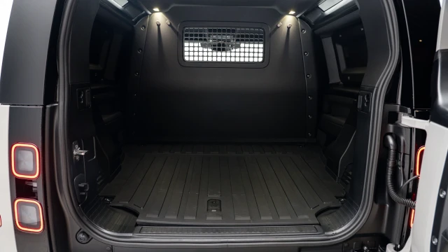 Land Rover Defender Image 7