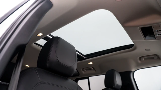Land Rover Defender Image 7