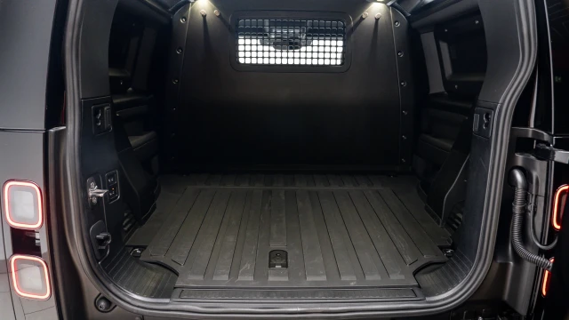 Land Rover Defender Image 7