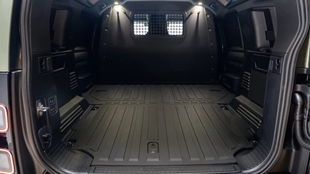 Land Rover Defender Image 8