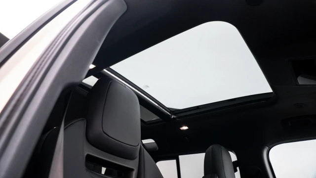 Land Rover Defender Image 7