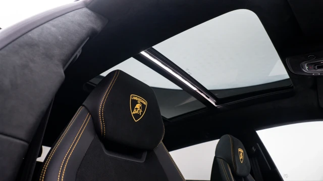 Lamborghini Urus Image 8