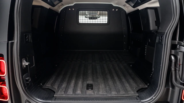 Land Rover Defender Image 7