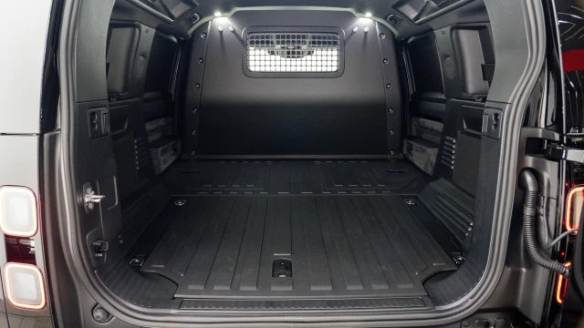 Land Rover Defender Image 7