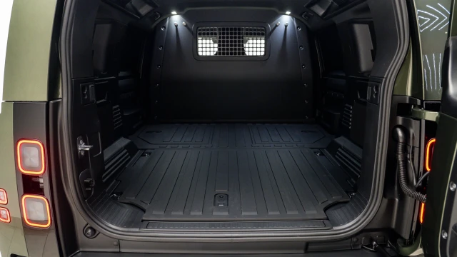 Land Rover Defender Image 7