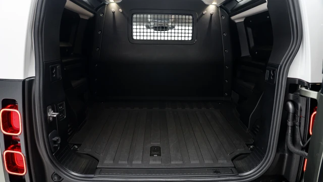 Land Rover Defender Image 7
