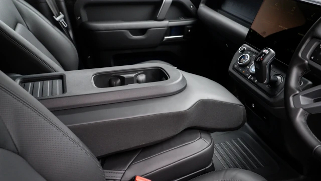Land Rover Defender Image 7