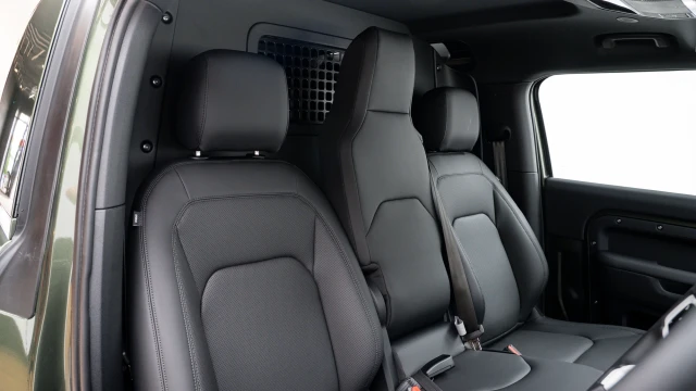 Land Rover Defender Image 6