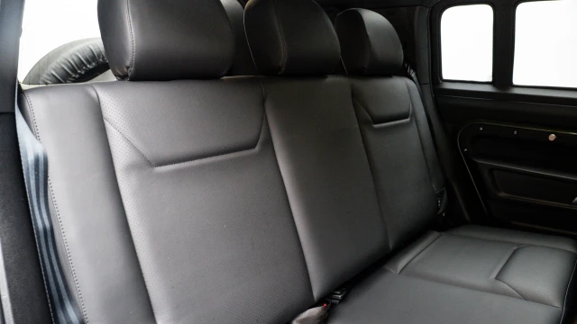 Land Rover Defender Image 7