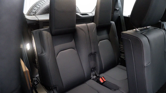 Land Rover Defender Image 8